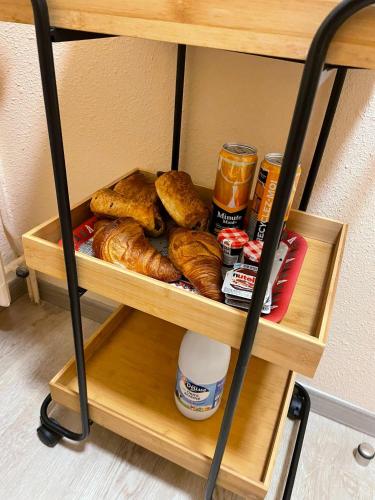 une étagère avec du pain et d'autres produits alimentaires dans l'établissement OLGA Chambre d'hote, à Verdun-sur-Meuse