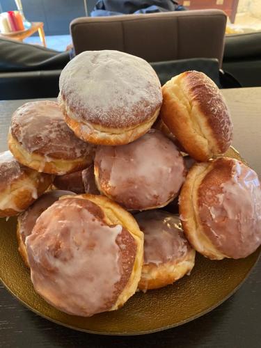 una pila de donuts en un plato sobre una mesa en OLGA Chambre d'hote, en Verdún