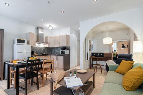 un salon et une cuisine avec un canapé et une table dans l'établissement FEEL HOME - BARILLERIE, à Nice