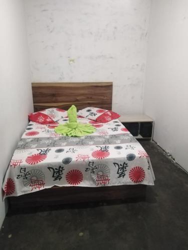 uma cama com um edredão com uma flor em CASA GRANDE MEDELLIN em Medellín