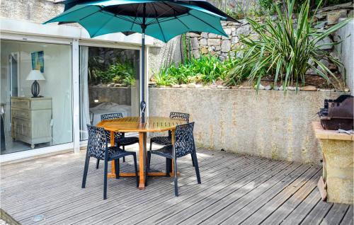 une table et des chaises avec un parasol sur une terrasse dans l'établissement Amazing Home In Le Pradet With Kitchen, au Pradet