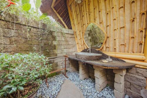 Galeriebild der Unterkunft Pondok Kebun - 1 bd Eco Bamboo House, Pool, Garden in Bringkit