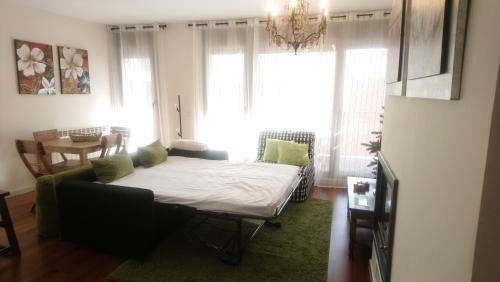 ein Schlafzimmer mit einem Bett und einem Tisch und einem Fenster in der Unterkunft Las Margas. Golf. Bici. Esquí. Piscina. in Sabiñánigo