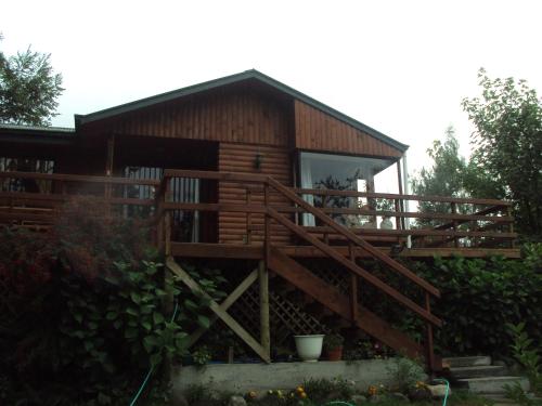 Cabaña de madera con terraza y casa en Cabañas La Cumbre, en Licán Ray
