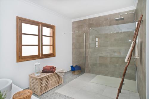 ein Bad mit einer Dusche und einer Glastür in der Unterkunft Villa Pilar in Puerto del Carmen