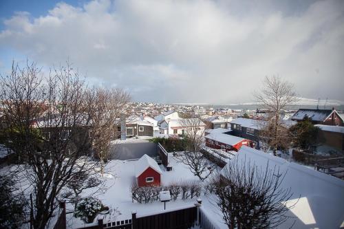 eine schneebedeckte Stadt mit Häusern und Gebäuden in der Unterkunft Tórshavn - Central - City & Ocean Views - 3BR in Tórshavn