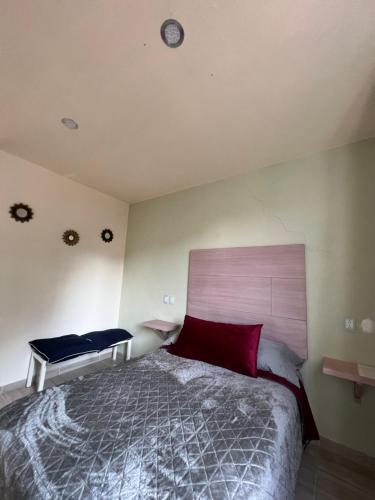- une chambre avec un lit et une horloge murale dans l'établissement Hotel Hai Do, à Bernal