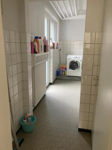 a small kitchen with a washing machine and a washer at Appartamento con giardino al Melograno in Locarno