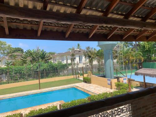una vista di una piscina in un cortile di Casa em Juquehy localização e lazer perfeitos para família a São Sebastião