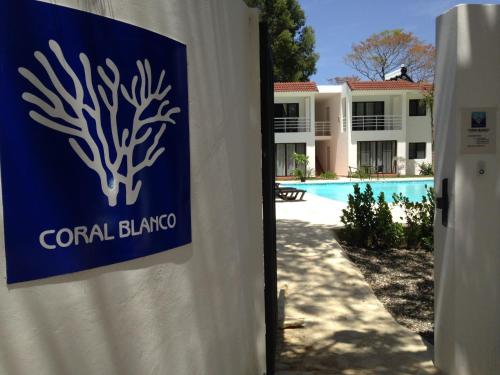 Bazén v ubytování Coral Blanco Hotel nebo v jeho okolí