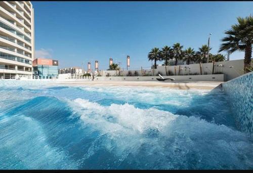 una piscina con una ola en el agua en Departamento primera linea vista privilegiada La Serena, en La Serena