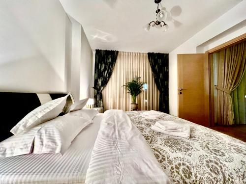 En eller flere senge i et værelse på Herastrau Park Apartment