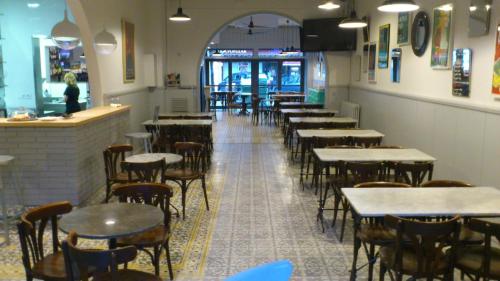 una fila de mesas y sillas en un restaurante en Hotel Torres, en Arbúcies