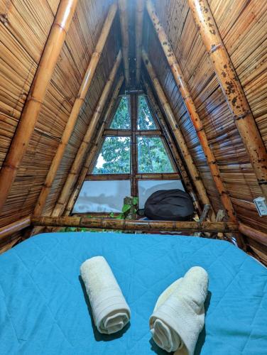 a room in a igloo with two rolled towels at Cabañas Camino al Agua - Cocorná in Cocorná