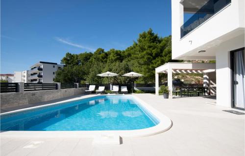 Kolam renang di atau dekat dengan Lovely Apartment In Baska Voda