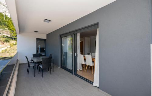 Balkoni atau teres di Lovely Apartment In Baska Voda