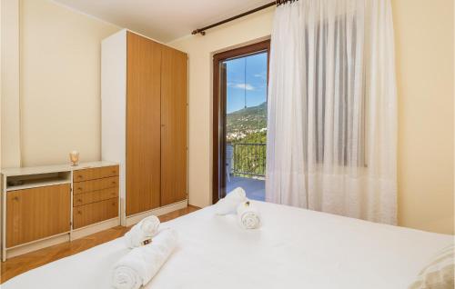 מיטה או מיטות בחדר ב-4 Bedroom Nice Apartment In Opatija