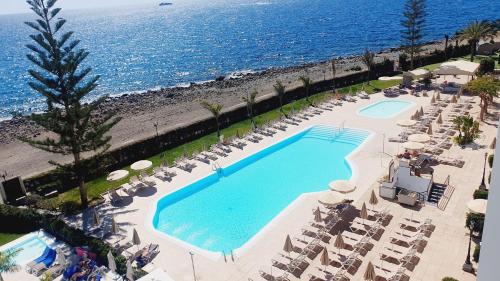 una vista aérea de una piscina y el océano en Sweet Sunset Playa del Cura, en Mogán