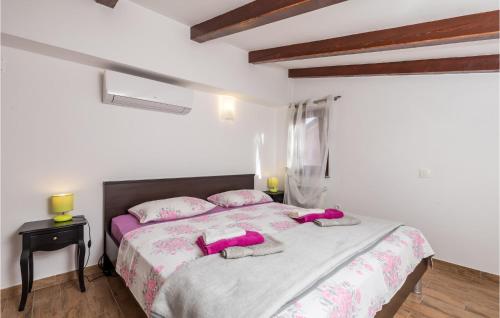 um quarto com uma cama grande e almofadas cor-de-rosa em Gorgeous Apartment In Rijeka With Kitchen em Rijeka