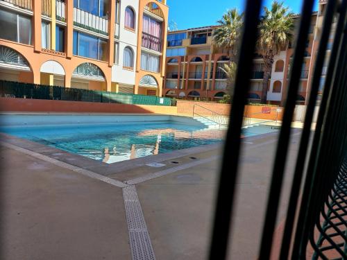 une piscine devant un immeuble dans l'établissement Appartement T2,33 m2,quartier Malfato et Aqualand, au Cap d'Agde