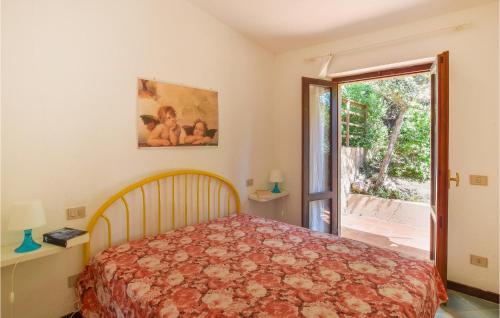 1 dormitorio con cama y ventana en Nice Home In Trinita Dagultu Vignol With Kitchen, en Li Valcaggi