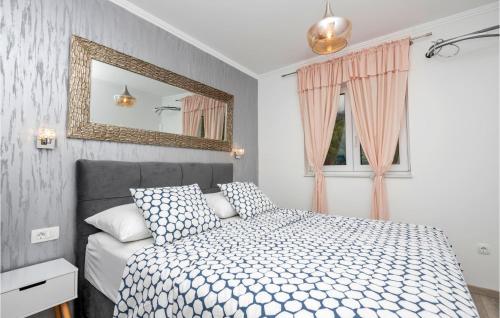 Postel nebo postele na pokoji v ubytování Cozy Apartment In Makarska With House Sea View