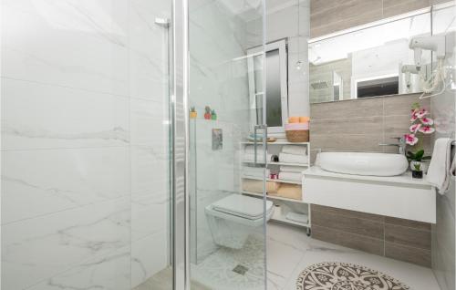 Koupelna v ubytování Cozy Apartment In Makarska With House Sea View