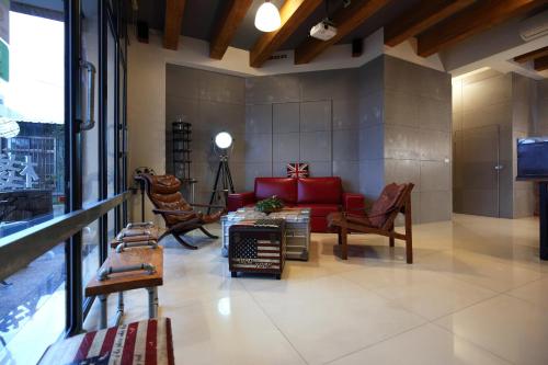 a living room with a red couch and chairs at Ji Ye Jing Zhan B&B in Ji'an