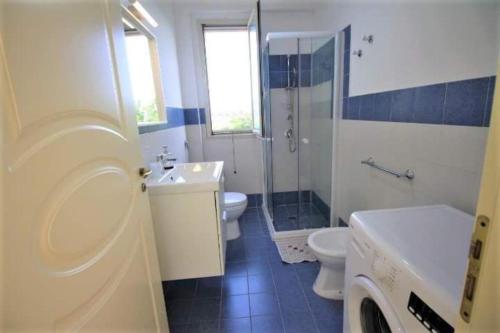 ein Bad mit einem Waschbecken, einem WC und einer Dusche in der Unterkunft Bilocale Conca in villa climatizzata - Wi-fi in pieno rekax in Marzamemi