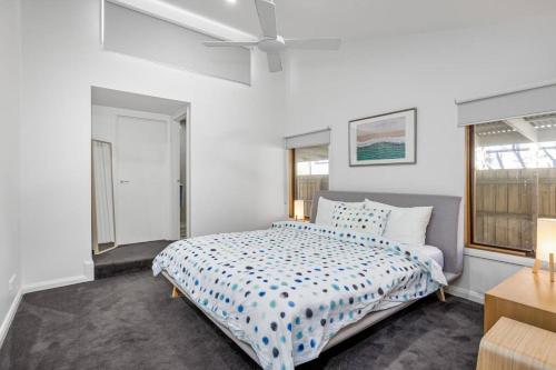 Ένα ή περισσότερα κρεβάτια σε δωμάτιο στο Everleigh - renovated, spacious beach house