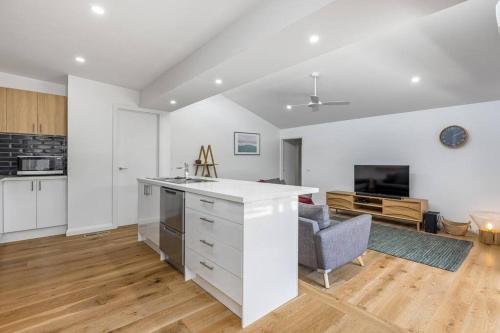 Η κουζίνα ή μικρή κουζίνα στο Everleigh - renovated, spacious beach house