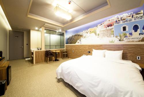 Giường trong phòng chung tại Jinju Kai Hotel