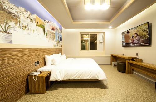 Ένα ή περισσότερα κρεβάτια σε δωμάτιο στο Jinju Kai Hotel