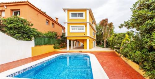 Chalet Wonderful Homelidays in Masias Moncada with shared ...