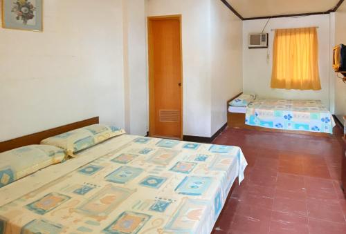 a bedroom with two beds in a room at RedDoorz Hostel @ Molino Beach Resort in Zambales