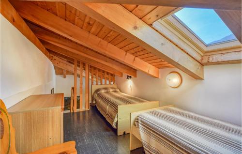 um quarto com 2 camas e uma clarabóia em Gorgeous Apartment In Ledro With Outdoor Swimming Pool em Ledro