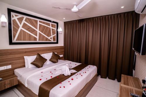 坎努爾的住宿－KTDC Loom Land, Kannur，一间卧室配有一张大床和电视