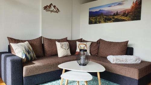 uma sala de estar com um sofá e uma mesa em Black Forest Bergliebe Pool Terrasse Natur Ruhe Komfort em Höchenschwand