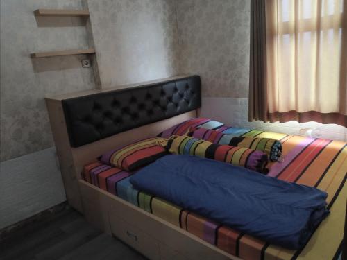Postel nebo postele na pokoji v ubytování Adhigana Property Kemang View