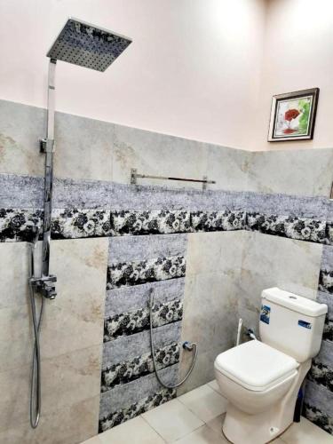 uma casa de banho com um chuveiro e um WC. em Happy Nest em Talagala