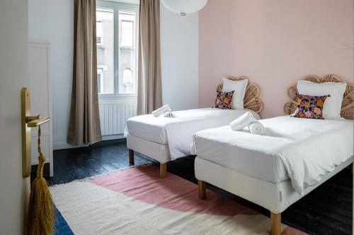 une chambre avec deux lits et une fenêtre dans l'établissement Coulmiers Bleu - gare SNCF à 5 min, atypique & confort, à Nantes