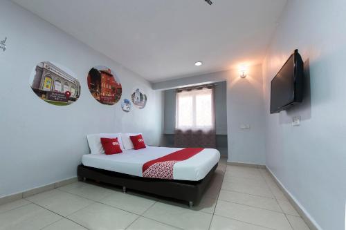 Tempat tidur dalam kamar di Super OYO 90254 D Anugerah Hotel