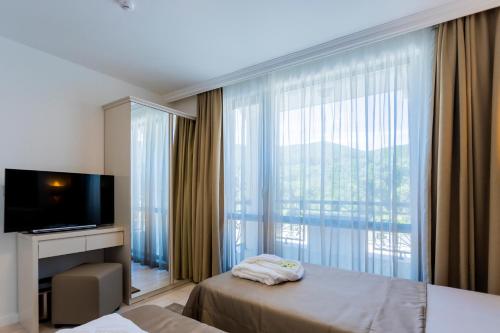 A bed or beds in a room at Onyx Beach Residence - Free Parking & Beach Access