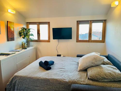 - une chambre avec un lit et une télévision murale dans l'établissement Gilly 4 - EXCEPTIONAL 2BEDS, SEA VIEW, MODERN,A/C, OLD TOWN, à Nice