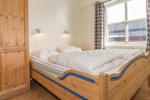 a large bed in a room with a window at Skitorget Apartments in Trysil