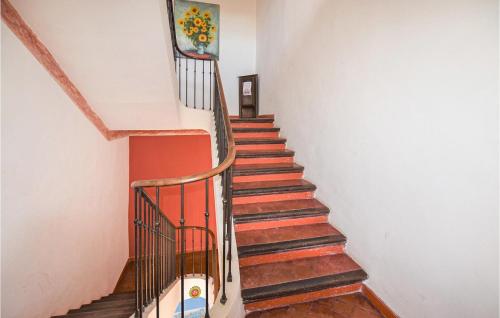 un escalier avec des marches en bois et une peinture murale dans l'établissement Cozy Apartment In Monteux With Wifi, à Monteux