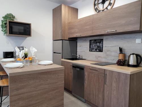 Η κουζίνα ή μικρή κουζίνα στο Q Apart Meta -1, 2 lub 3-pokojowe, klimatyzowane apartamenty przy Manufakturze z garażem lub parkingiem Gratis, FV