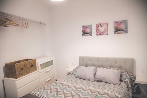ヘレス・デ・ラ・フロンテーラにあるApartamento Me'ncanta Jeréのベッドルーム1室(ベッド1台、ドレッサー、壁に絵画付)