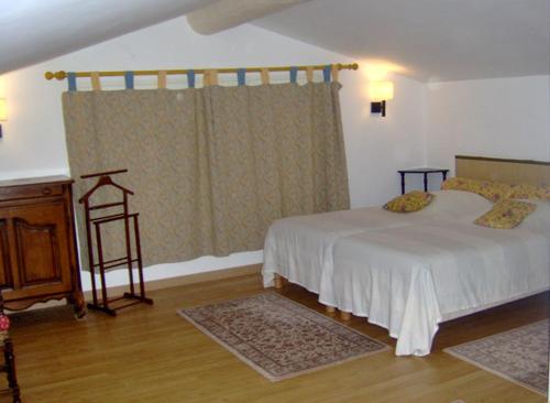 Ein Bett oder Betten in einem Zimmer der Unterkunft Mini gite foulon