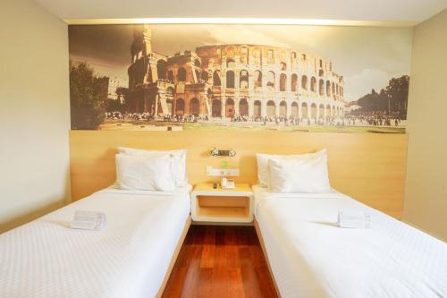 Кровать или кровати в номере Life Hotel Stasiun Kota Surabaya